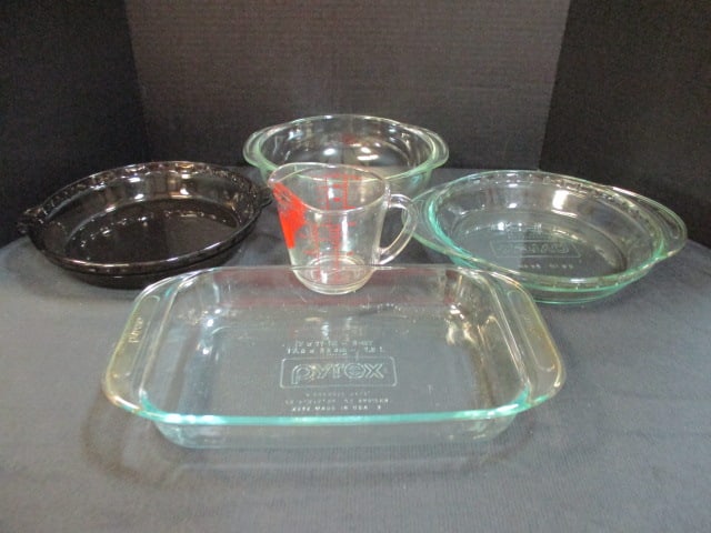 Pyrex Baking Dishes and Anchor Hocking 2 Cups Measuring Cup (1 of 9)