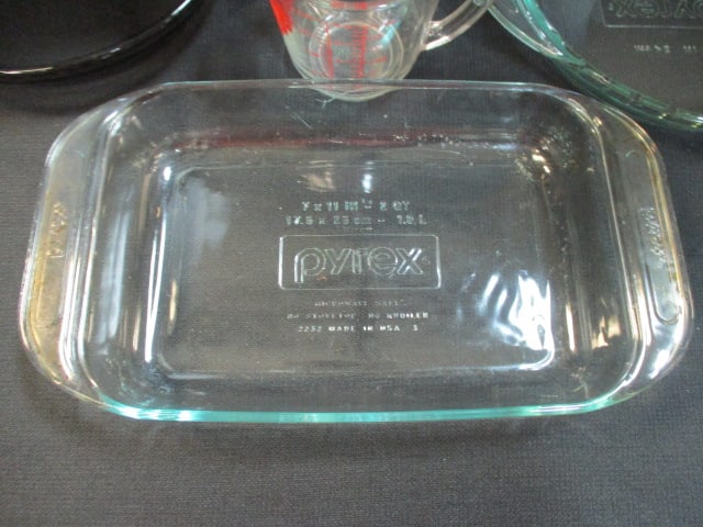 Pyrex Baking Dishes and Anchor Hocking 2 Cups Measuring Cup - 2