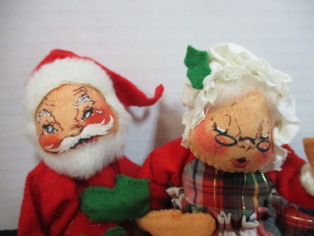 Two Vintage Annalee Santa and Mrs. Claus Dolls - 8