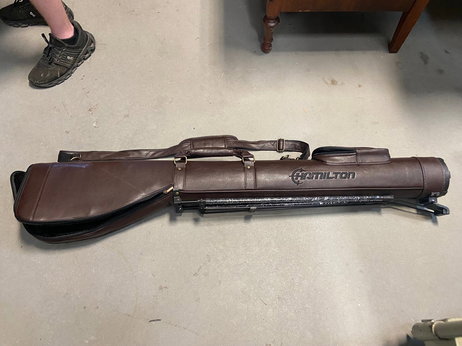 Hamilton Leather SlipStand Gun Case with Pop-Out Stand 50”: The Hamilton Leather SlipStand Gun Case (50”) is a premium hybrid gun slip featuring an automatic pop-out stand that elevates your shotgun or rifle off the ground