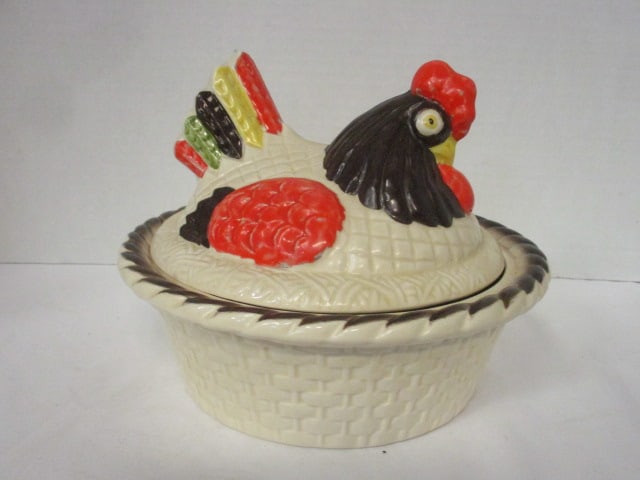 Vintage Metlox Poppytrail "Red Rooster" on Nest Covered Casserole Dish: 7 1/2"