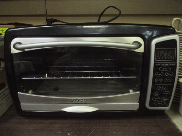 Aroma Convection Toaster Oven: powers on