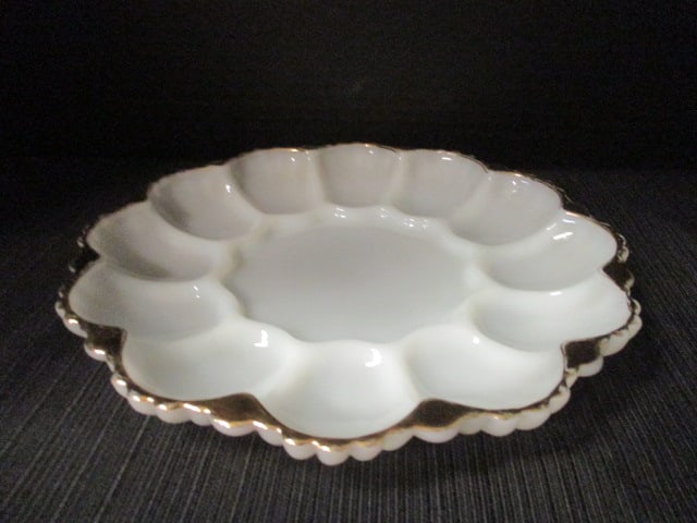Vintage Anchor Hocking Milk Glass Deviled Egg Platter: 10"