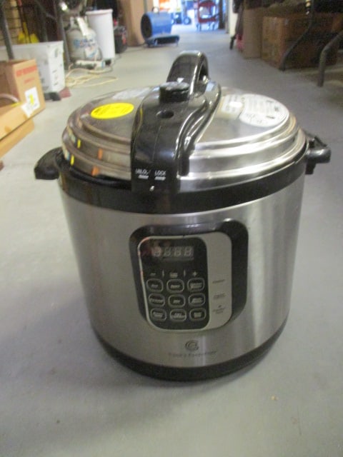 Cook's Essentials Electric Pressure Cooker: powers on