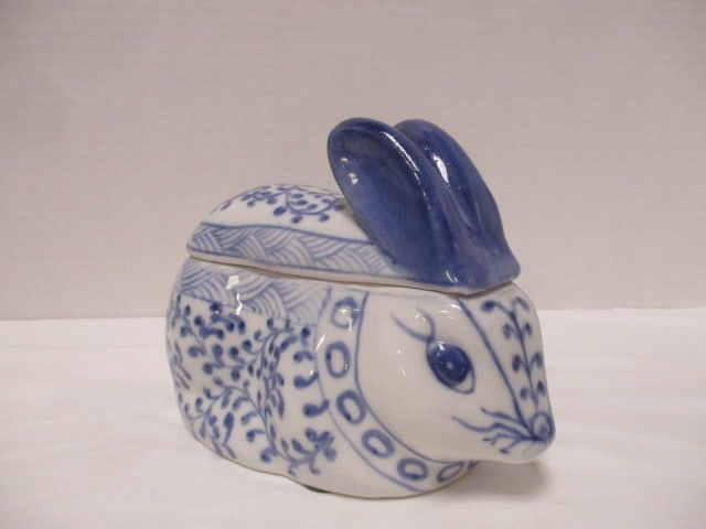 Vintage Blue and White Ceramic Bunny Rabbit Trinket Box: 7 1/2" x 5"