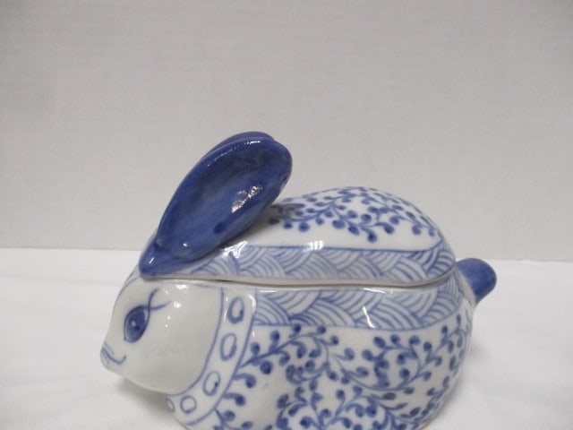 Vintage Blue and White Ceramic Bunny Rabbit Trinket Box - 3