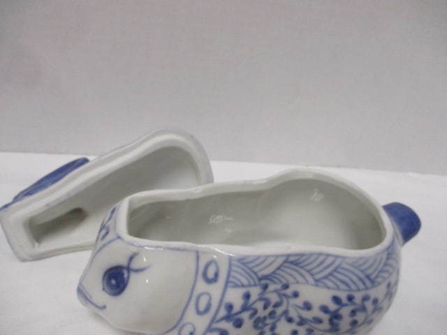 Vintage Blue and White Ceramic Bunny Rabbit Trinket Box - 4