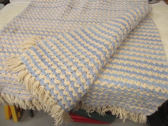 Vintage Blue and White Hand-Knitted Blanket with Fringe - 7