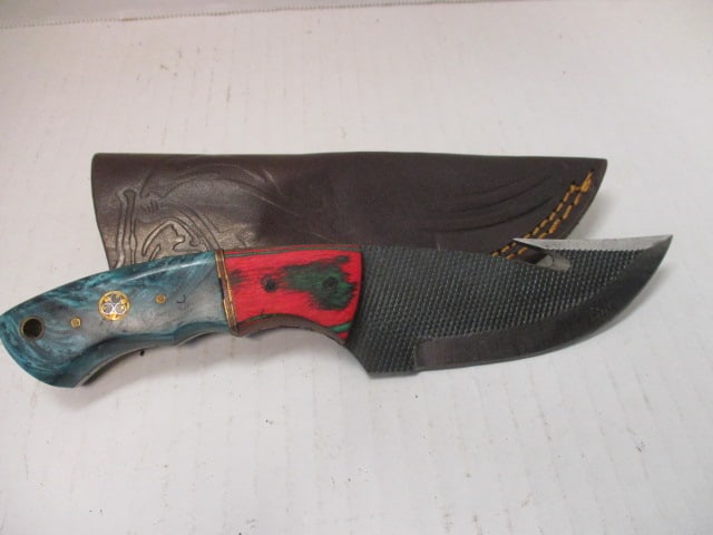 Fixed Blade with Hammered Look, Half Wood/Half Resin Handle & Gut Hook: .