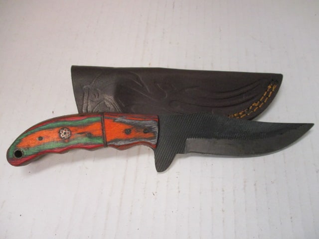 Fixed Textured Blade Skinning Knife with Two-Tone Wood Handle: .