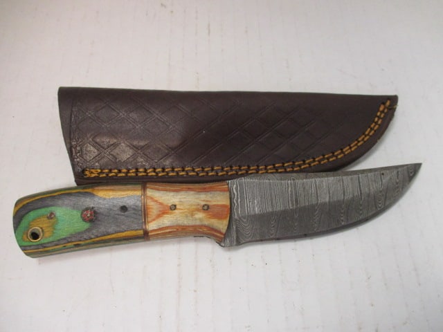 Fixed Damascus Steel Blade Skinning Knife with Wood Handle: .