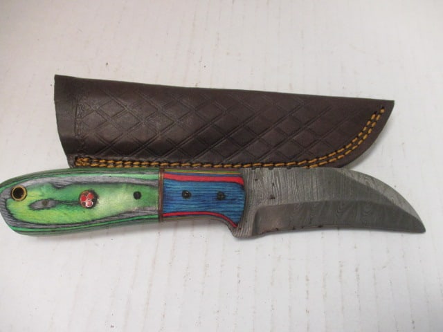 Curved Damascus Steel Blade with Two-Tone Wood Handle: .