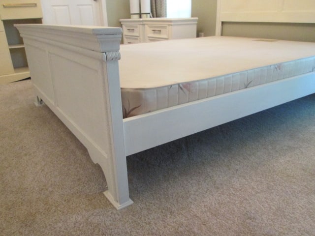 Dover Manor Painted Cream Queen Size Bed with Wood Rails - 4