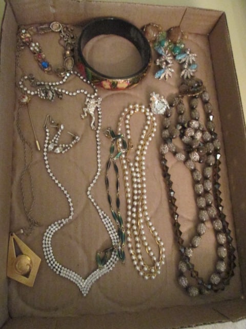 Vintage Style Faux Pearl and Rhinestone Jewelry: .