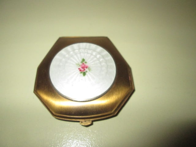 Three Vintage Powder Compacts and Gold Metal Mesh Coin Purse - 7
