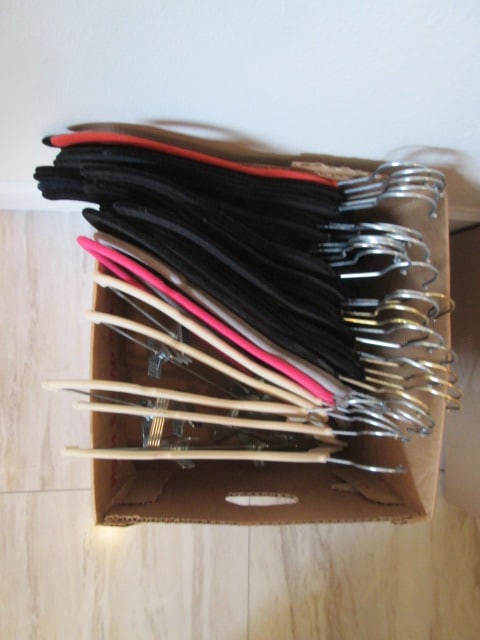 30 +/- Velvet Non-Slip Hangers: Local Pickup Only
