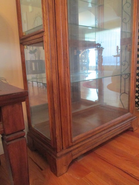 Traditional Illuminated Oak Side Entry Curio Cabinet with Leaded Glass Front - 3