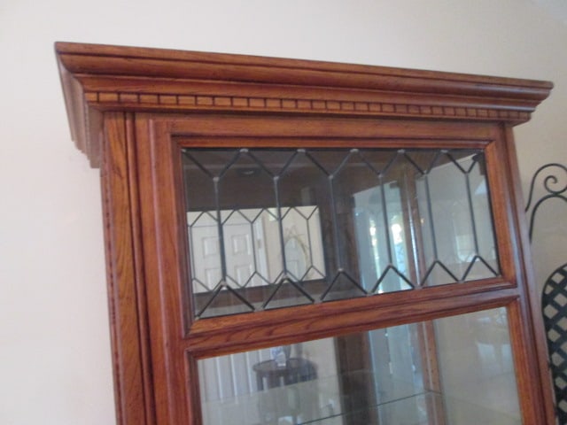Traditional Illuminated Oak Side Entry Curio Cabinet with Leaded Glass Front - 4