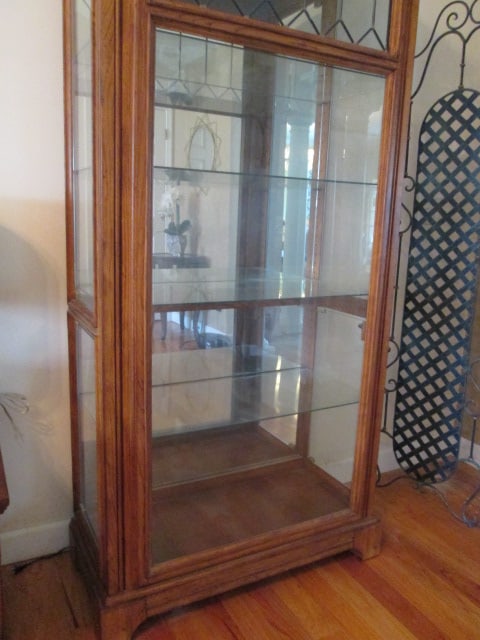 Traditional Illuminated Oak Side Entry Curio Cabinet with Leaded Glass Front - 5