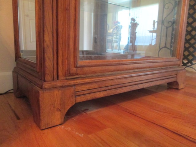 Traditional Illuminated Oak Side Entry Curio Cabinet with Leaded Glass Front - 6