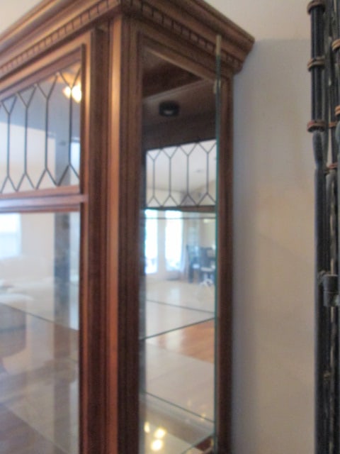 Traditional Illuminated Oak Side Entry Curio Cabinet with Leaded Glass Front - 7