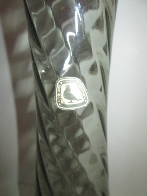 Midcentury Twisted Optic Pattern Art Glass Vase - 3