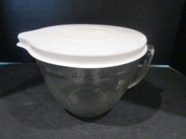 The Pampered Chef 8 Cup Measuring Bowl with Storage Lid: .