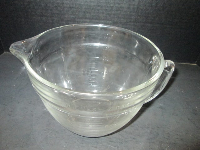 The Pampered Chef 8 Cup Measuring Bowl with Storage Lid - 3