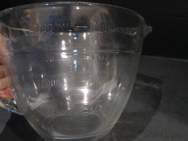 The Pampered Chef 8 Cup Measuring Bowl with Storage Lid - 4