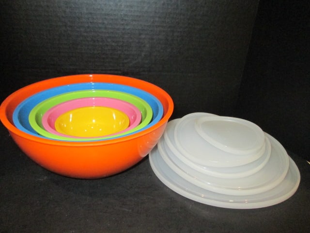 Colorful 5 Piece Melamine Nesting Bowl Set with Plastic Storage Lids: .