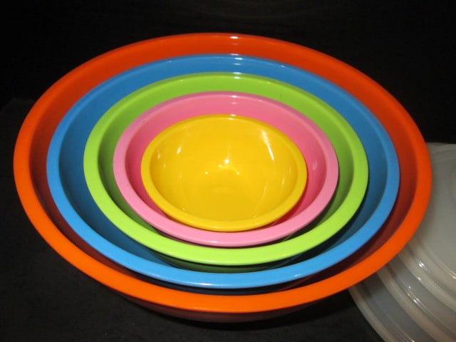 Colorful 5 Piece Melamine Nesting Bowl Set with Plastic Storage Lids - 3