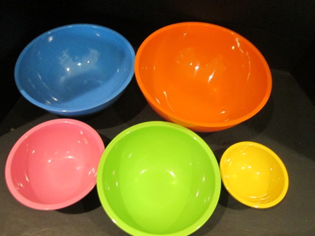 Colorful 5 Piece Melamine Nesting Bowl Set with Plastic Storage Lids - 4