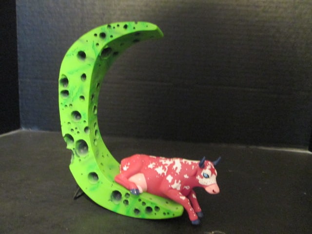2002 Cow Parade "Mooon Dreams" Figurine: 7"h, #7250