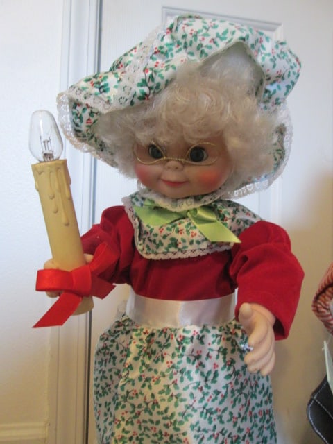 Electric Animated Santa and Mrs. Claus Dolls - 3