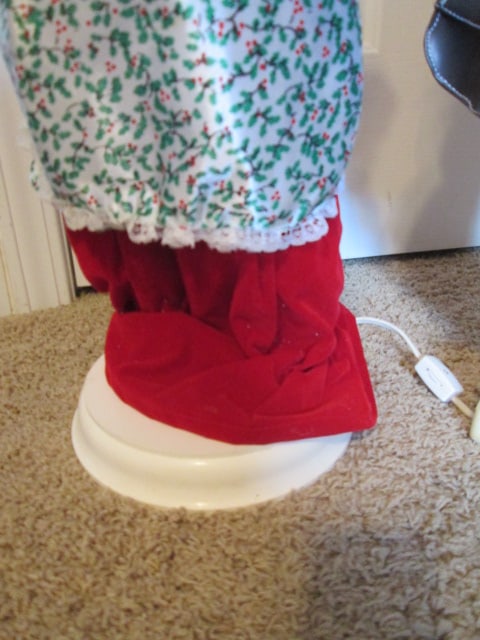 Electric Animated Santa and Mrs. Claus Dolls - 5
