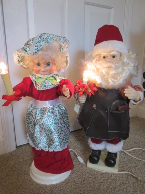 Electric Animated Santa and Mrs. Claus Dolls - 6