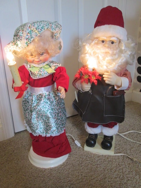 Electric Animated Santa and Mrs. Claus Dolls - 7