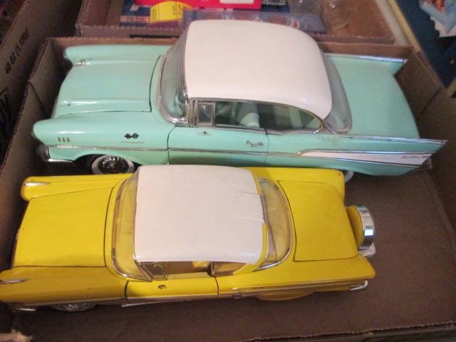Two Metal Collector Scaled Die Cast Cars (1 of 8)