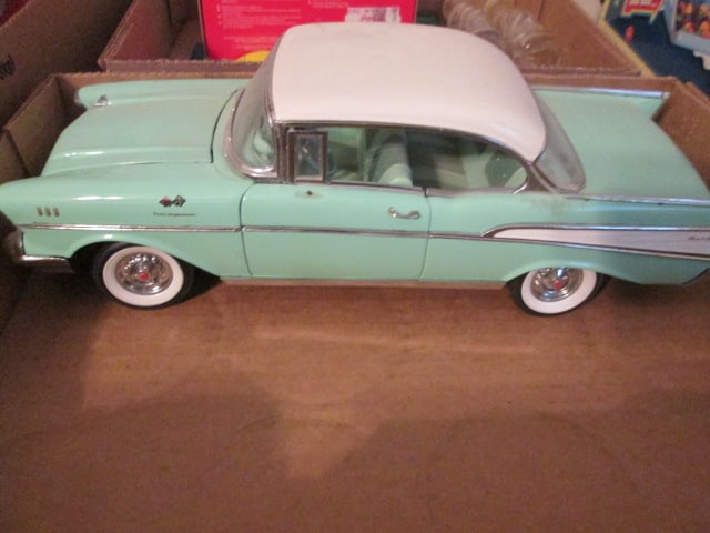 Two Metal Collector Scaled Die Cast Cars - 5