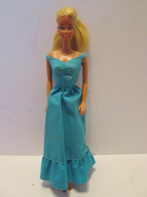1977Mattel Barbie Fashion Doll Case with Barbie Dolls and Accessories - 12