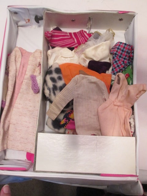 1977Mattel Barbie Fashion Doll Case with Barbie Dolls and Accessories - 17
