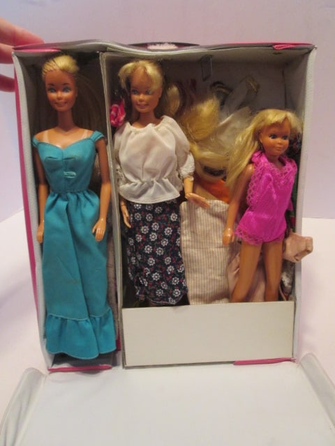 1977Mattel Barbie Fashion Doll Case with Barbie Dolls and Accessories - 4