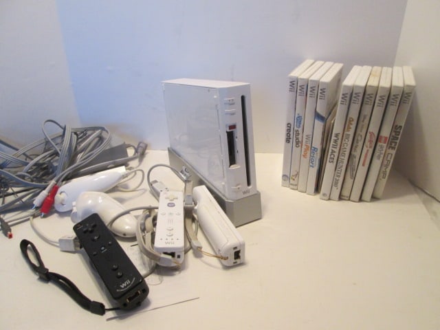 2006 Nintendo Wii Game Console, Controllers and 11 Game Discs (1 of 6)