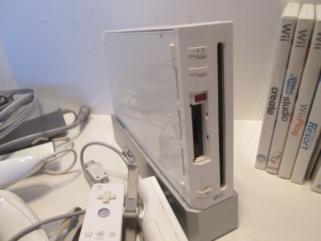 2006 Nintendo Wii Game Console, Controllers and 11 Game Discs - 2
