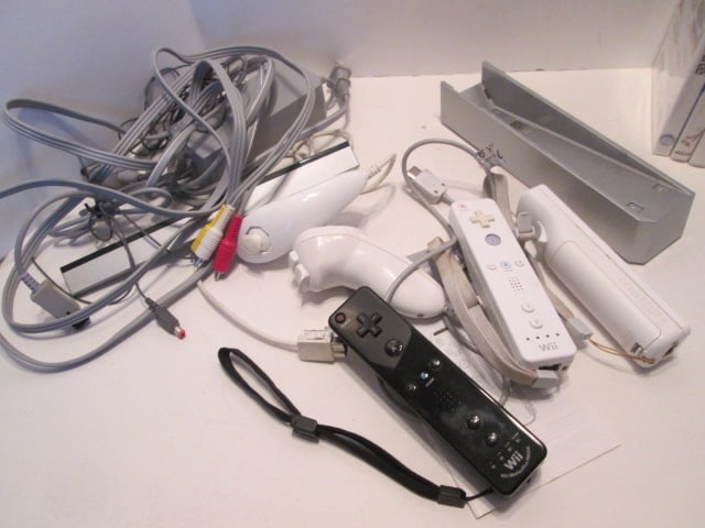 2006 Nintendo Wii Game Console, Controllers and 11 Game Discs - 4