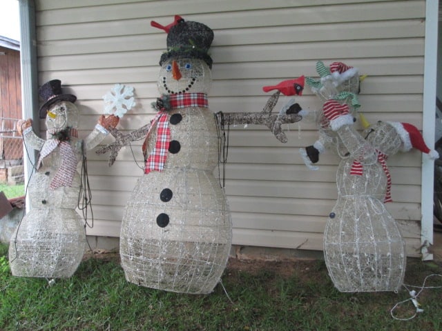 3 Piece Pre-Lit Snowman Family Holiday Tinsel Figures: works, may need a few bulbs replaced, see pictures and preview, Local Pickup Only