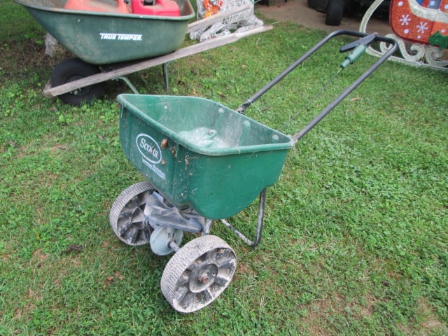 Scotts 2000 Broadcast Spreader: Local Pickup Only