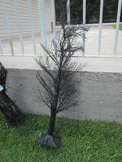 Nice Grouping of Halloween Yard Decorations - 2