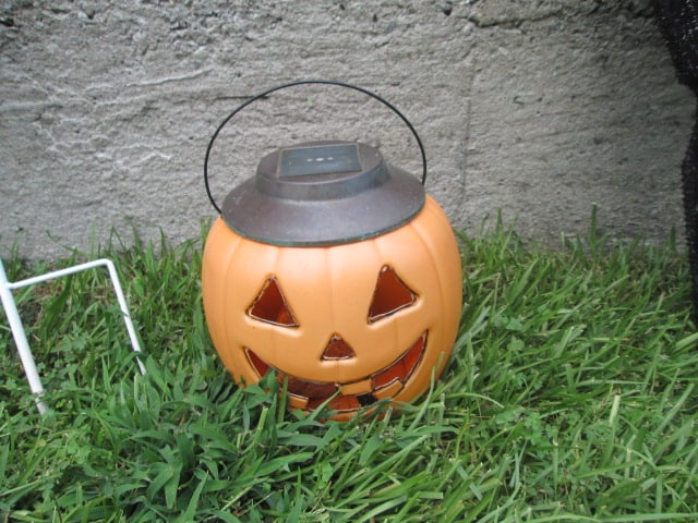 Nice Grouping of Halloween Yard Decorations - 5