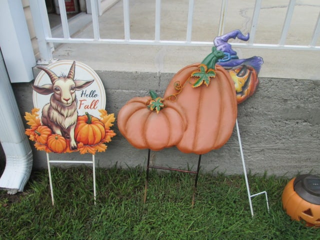 Nice Grouping of Halloween Yard Decorations - 6